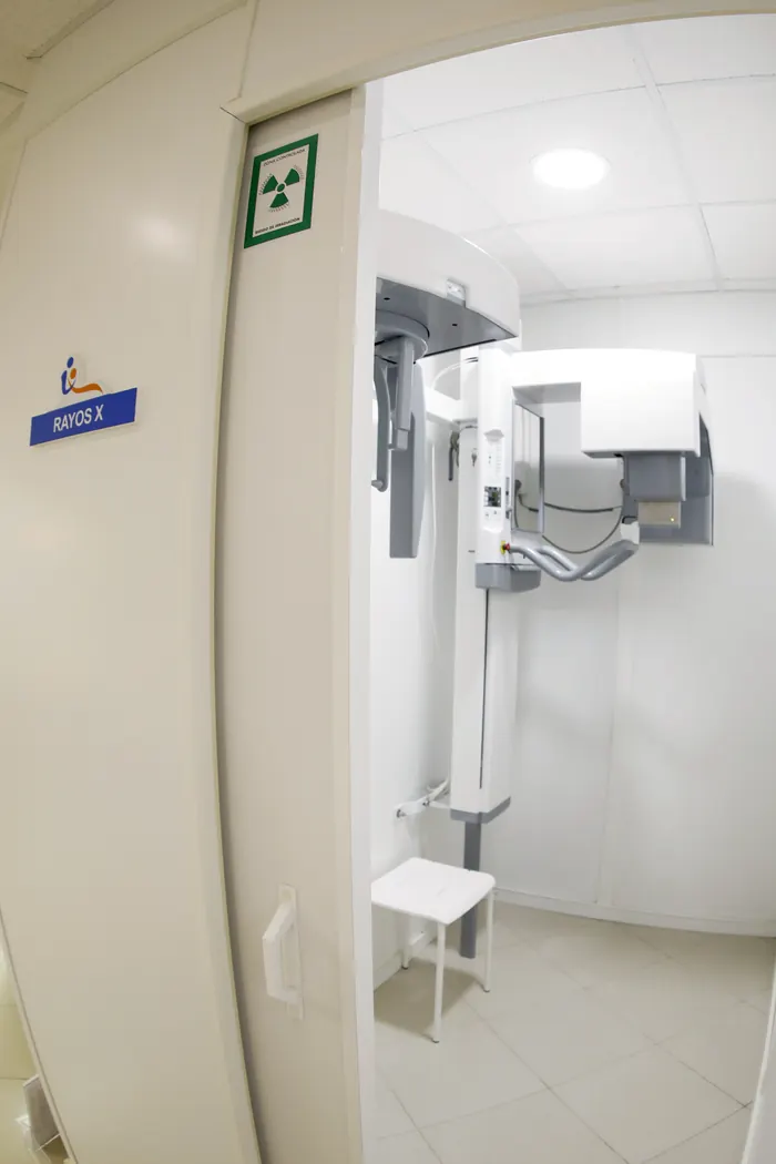 Sala de rayos X de Oral Vitalis con el equipo de radiografía